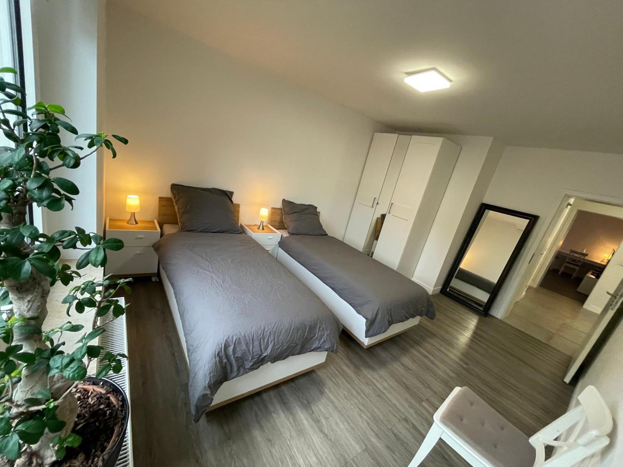 Cozy Nightlife Apartment *